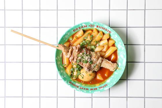 레트로(복고)풍 인테리어를 도입한 도산분식 떡볶이. [중앙포토]