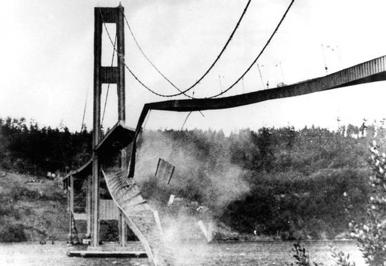 붕괴 되는 타코마 대교의 모습. 다리의 고유 진동에 같은 사이클의 외부 충격이 더 해지면서 벌어진 사고였다. [사진 wikipedia]