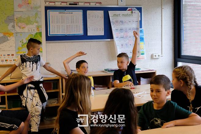 6월5일 오전 네덜란드 스헤르토헨보스의 스테렌보쉬 초등학교 8학년 아이들이 이번주 공부 계획에 대해 이야기하려고 손을 들고 있다.    스헤르토헨보스(네덜란드)|배동미 기자 bdm@kyunghyang.com