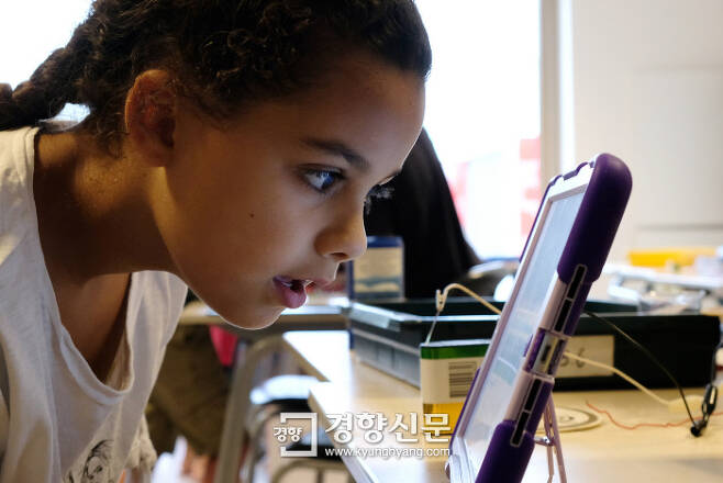 6월5일 노더리흐트 초등학교 기술수업 시간. 리나(8)가 연필에 전기가 통하는지 실험하다가 궁금한 점이 생기자 아이패드를 로 검색해보고 있다. 스헤르토헨보스(네덜란드)|배동미 기자