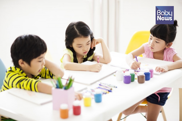 그림을 모방한다면 관찰력이 좋을 수 있고 주변 상황에 대한 민감도가 높을 수 있다. 민감도가 높다는 것은 사물을 관심 있게 바라볼 수 있어서 성장에 긍정적인 영향을 미칠 수 있다. ⓒ베이비뉴스