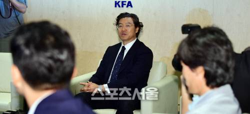 축구국가대표감독 선임 소위원회가 5일 서울 종로구 축구회관에서 열린 가운데 김판곤 위원장이 회의에 앞서 인사를 하고 있다. 최승섭기자 thunder@sportsseoul.com