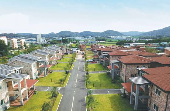 대궐 같은 저택에 사는 사람도 나름의 고민이 있었다. 집안의 귀중품을 노리는 도둑들 때문에 담벼락에 쇠못을 박으며 전전긍긍해 하고 있었다. [중앙포토]