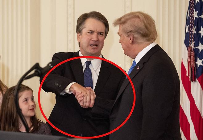 도널드 트럼프 미국 대통령이 지난 9일(현지시간) 백악관에서 새 대법관 후보로 지명한 브렛 캐배너 워싱턴 연방항소법원 판사와 악수하고 있다. [UPI=연합뉴스]