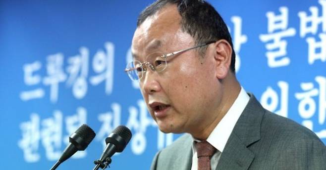 드루킹의 인터넷상 불법 댓글 조작 사건과 관련된 진상규명을 위한 특별검사팀의 박상융 특검보가 17일 오후 서울 서초구 특검사무실 브리핑룸에서 수사 진행상황을 브리핑하고 있다. [뉴스1]