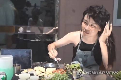 '남고에서 곱창 먹는 화사?' (서울=연합뉴스) 16일 오전 경기도 의정부시 의정부고등학교에서 진행된 졸업사진 촬영 현장에서 한 방송에서 혼자 곱창을 먹는 모습을 보여준 그룹 마마무의 화사로 분장한 학생이 포즈를 취하고 있다.      이날 경기도교육청은 인터넷 방송을 통해 졸업앨범 촬영 현장을 공개했다. [경기도교육청 영상 캡처=연합뉴스]    photo@yna.co.kr