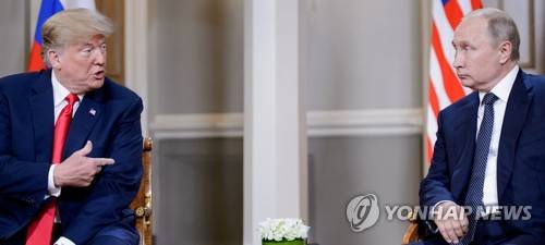"내 맘 알지?" 16일 핀란드에서 만난 트럼프 미국 대통령과 푸틴 러시아 대통령 [AFP=연합뉴스]