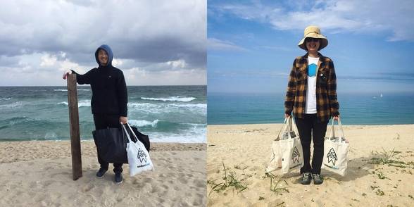 김용규 대표(왼쪽)와 그의 부인이 강원도 강릉 인근 해수욕장에서 쓰레기를 수거하면서 환하게 웃고 있다.