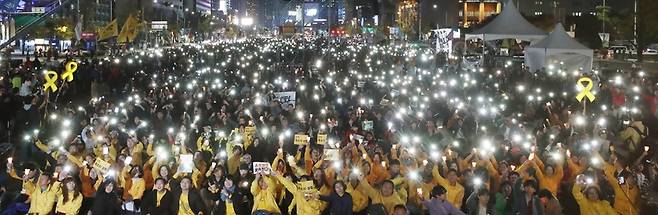 박근혜정권퇴진 비상국민행동 기록기념위원회 주최 촛불 1주년 기념대회가 지난해 10월28일 오후 서울 광화문광장에서 `촛불은 계속된다'를 주제로 열리고 있다. 이정아 기자 leej@hani.co.kr