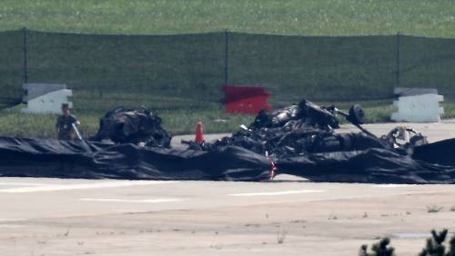 상륙기동헬기(MUH-1) 1대가 추락해 승무원 6명 가운데 5명이 숨지고 1명이 부상한 경북 포항시 남구 포항 비행장 활주로에 18일 오전 헬기 파편이 남겨져 있다.