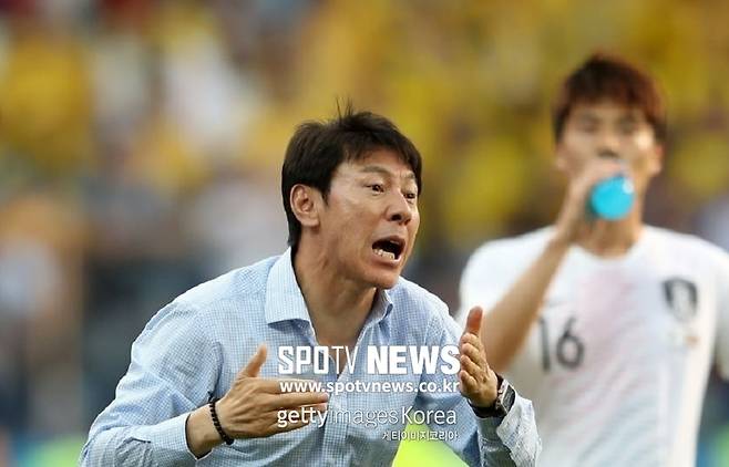 ▲ 신태용 감독이 지난달 18일(현지시간) 노브고로드 스타디움에서 벌어진 스웨덴과 2018년 러시아월드컵 F조리그 1차전 도중 절박한 표정으로 선수들을 독려하고 있다.