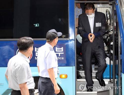 '오사카총영사 청탁' 드루킹 최측근 변호사 소환  (서울=연합뉴스) 박동주 기자 = '드루킹' 김동원 씨 일당이 김경수 경남도지사에게 오사카 총영사로 추천한 것으로 알려진 도모 변호사가 17일 오후 서울 서초구 특검 사무실로 소환되고 있다. 특검팀은 이날 경공모에서 '아보카'라는 필명으로 활동한 도모 변호사를 정치자금법 위반, 증거위조 등 혐의로 긴급체포했다고 밝혔다. 2018.7.17  pdj6635@yna.co.kr  (끝)