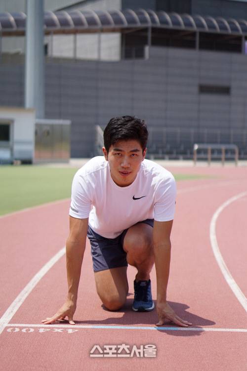 남자 육상 200m 한국 기록 보유자인 박태건이 17일 진천선수촌에서 스타트 자세를 취하고 있다. 진천 | 도영인기자