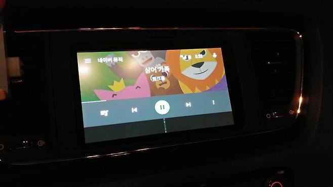 불멸의 상어가족. 음성으로 노래를 검색해 재생할 수 있어 편하다.