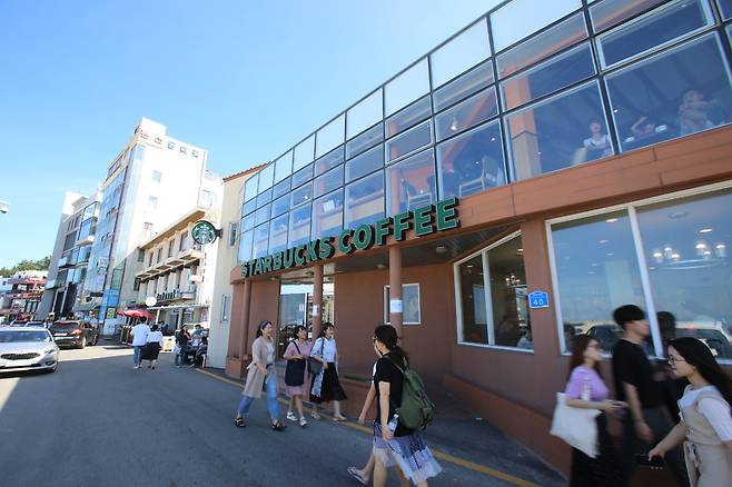 관광객 홍수 속에 강릉 안목 커피거리의 커피전문점 30여곳 가운데 8곳 정도가 프랜차이즈로 채워졌다. 인근 횟집들도 프랜차이즈 커피숍으로 업종 전환하는 분위기다. 사진은 안목 커피거리 모습.