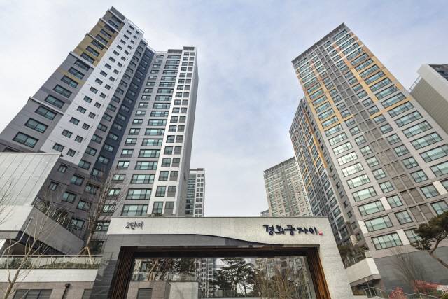 전용 59㎡가 최근 11억8,000만원에 거래된 서울 종로구 경희궁 자이. 강북에서도 10억원을 돌파하는 아파트 단지가 잇따르며 강남권과의 가격 차를 줄여나가고 있다. /사진제공=GS건설