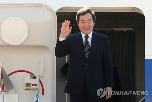 이낙연 총리, '아프리카 잘 다녀오겠습니다' (성남=연합뉴스) 박동주 기자 = 케냐·탄자니아·오만 등 3개국을 공식 방문하는 이낙연 국무총리가 19일 경기도 성남 서울공항에서 대통령 전용기인 '공군1호기'에 탑승하기 전 인사하고 있다.       국무총리가 대통령 전용기를 타고 장거리 해외순방을 가는 것은 처음이다.       pdj6635@yna.co.kr