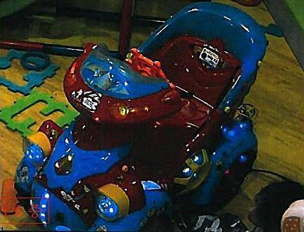 식당 놀이방에서 혼자 놀던 어린이가 발을 다쳤다면 식당 업주가 손해를 배상해야 한다는 판결이 나왔다. 사진은 어린이가 다칠 때 발을 누는 동전투입용 놀이기구. [울산지법 제공]