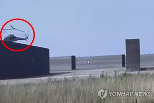 해병대 상륙기동헬기 추락직전 모습 (서울=연합뉴스) 지난 17일 오후 경북 포항시 남구 포항 비행장 활주로에서 해병대 상륙기동 헬기 '마린온'이 추락하고 있다. 2018.7.18 [해병대사령부 제공]