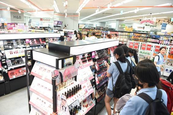 10대 고객이 ‘롯데슈퍼 with 롭스’를 찾아 화장품을 살펴보고 있다.