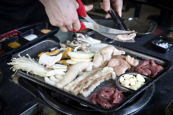 붉은 양념, 각종 채소와 버무려 익히는 양념곱창과 달리 곱창구이는 내장의 생김새가 그대로 드러나 호불호가 갈리기도 한다. 장진영 기자