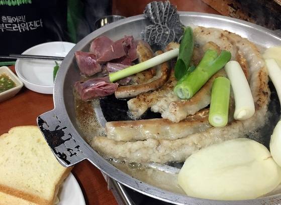 용강동 '장가네 곱창구이'. 곱이 가득 찬 신선한 곱창으로 유명하다. 최근 1인분 가격이 2만8000원에서 3만원으로 올랐다. 백수진 기자