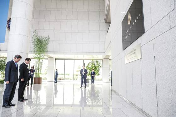 문재인 대통령(왼쪽)과 서훈 국정원장이 국정원에서 근무하다가 순직한 분을 기리는 추모석 ‘이름없는 별’ 제막식에 참석해 묵념을 하고 있다.[사진 청와대]