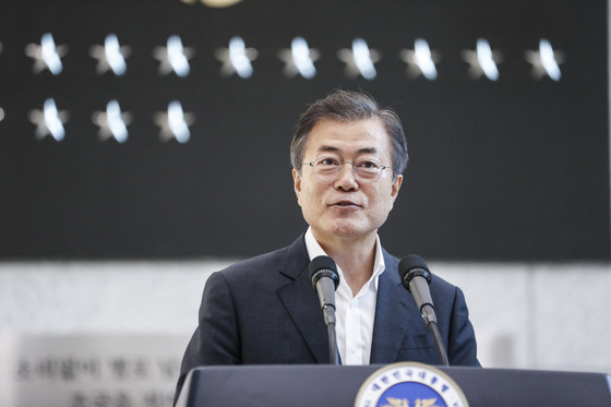 문재인 대통령이 국가정보원의 업무보고를 받고 국가정보원 직원들에게 연설을 하고 있다.[사진 청와대]