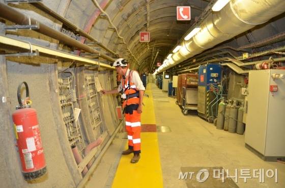 프랑스 그랑테스트 레지옹(region) 뫼즈 데파르트망(departement)의 뷰흐(Bure)에 위치한 사용후핵연료 심지층처분 지하연구시설(URL)에서 연구원이 실증 실험을 진행하고 있다./사진=유영호 기자