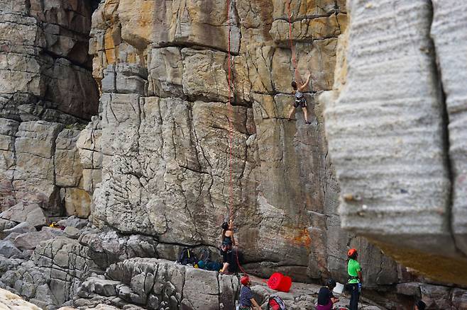 직벽에 루프 형태가 이어지는 24m 길이의스카이 래더Sky Ladder(5.10b) 루트. 롱레인 지역