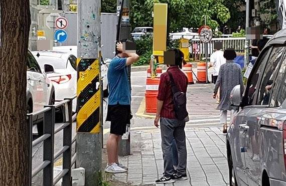 길거리에서 포교 활동을 하는 커플. 붙잡힌 청년은 설명을 다 들은 후 탈출할 수 있었다. /사진=이혁 기자