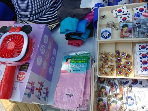 21일 대한문 집회 앞 좌판에서 팔던 태극기집회 관련 물품과 팔토시, 손선풍기 등 더위를 쫓을 용품들. 김정연 기자