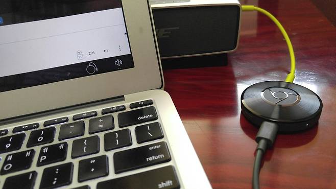 블루투스 스피커에 연결한 크롬캐스트 오디오(오른쪽).김편 제공