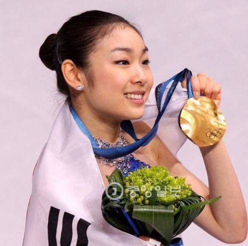 제이에스티나는 2010년 밴쿠버 겨울 올림픽에서 김연아가 금메달을 획득할 당시 그의 의상과 프로그램 컨셉트에 맞는 티아라와 귀걸이를 특별 제작해 화제가 됐다. 임현동 기자