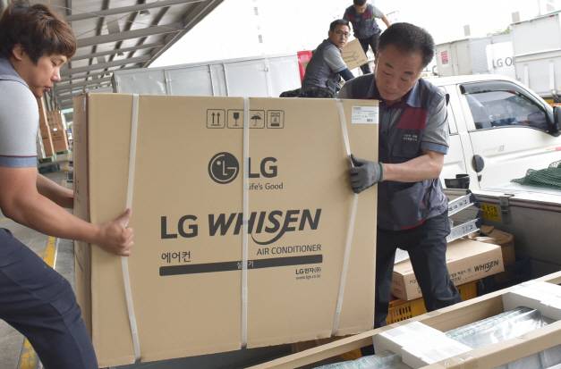 LG전자 직원들이 휘센 에어컨을 운반하고 있다. 사진=LG전자