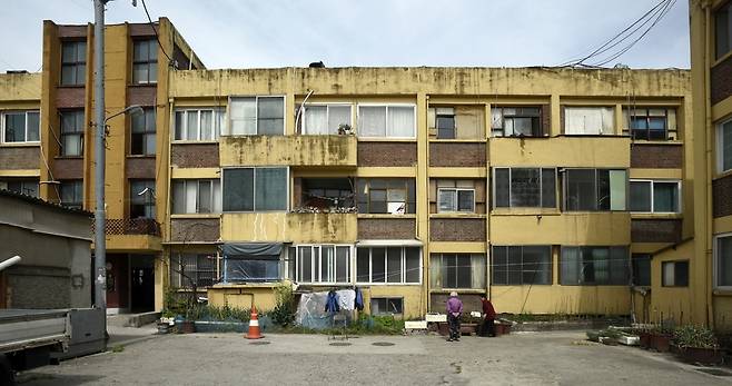 윤상원 열사의 방이 있던 광천시민아파트 B동 앞에서 주민들이 화단과 화분에 심은 채소를 돌보고 있다. 사진 강재훈 기자 khan@hani.co.kr