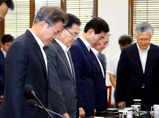 문재인 대통령이 23일 오후 청와대 여민관에서 열린 수석ㆍ보좌관회의에 앞서 포항 해병대 헬기사고 '마린온' 희생자 추모 묵념을 하고 있다.   왼쪽부터 임종석 비서실장, 문 대통령, 정의용 국가안보실장, 주영훈 경호처장, 이상철 국가안보실1차장, 남관표 국가안보실 2차장. 2018.7.23   scoop@yna.co.kr/2018-07-23 14:11:24/ <저작권자 ⓒ 1980-2018 ㈜연합뉴스. 무단 전재 재배포 금지.>