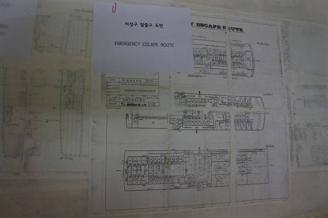인양된 세월호 선내에서 나온 비상구 도면. 416기억저장소는 해수부 등의 방치로, 자비를 들여 보존 처리해 보관 중이라고 전했다.