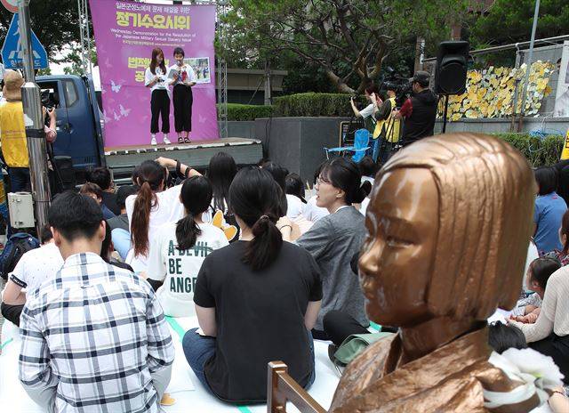 지난달 27일 서울 종로구 중학동 일본대사관 앞에서 열린 제1341차 일본군 성노예 문제 해결을 위한 정기시위가 열리고 있다. 이날 수요시위에는 위안부 피해 할머니들이 건강상의 이유로 참석하지 못했다. 연합뉴스