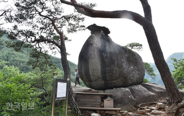 법흥계곡 하류 요선정 옆 바위에 새겨진 무릉리마애여래좌상.