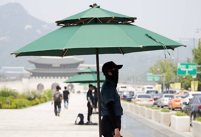 전국 대부분 지역에 폭염특보가 발효되었던 지난 20일 서울 광화문광장에서 경찰이 무더위 속에서도 자리를 지키며 경계근무를 서고 있다.[연합뉴스]