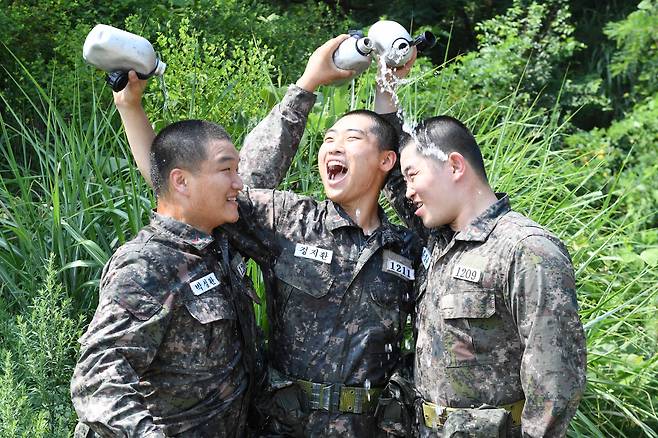 18일 오후 경상남도 창원시 진해구 해군교육사령부 훈련장에서 훈련을 마친 260기 해군 부사관 후보생들이 수통으로 물을 부으며 더위를 식히고 있다.[해군 교육사령부]