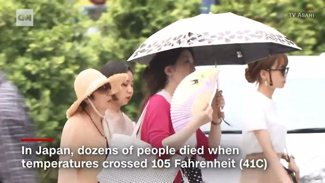 일본 전역에서 무더위가 기승을 부리며 지난 21일에는 하루에만 11명의 온열질환 추정 사망자가 발생했다./사진=CNN 캡처