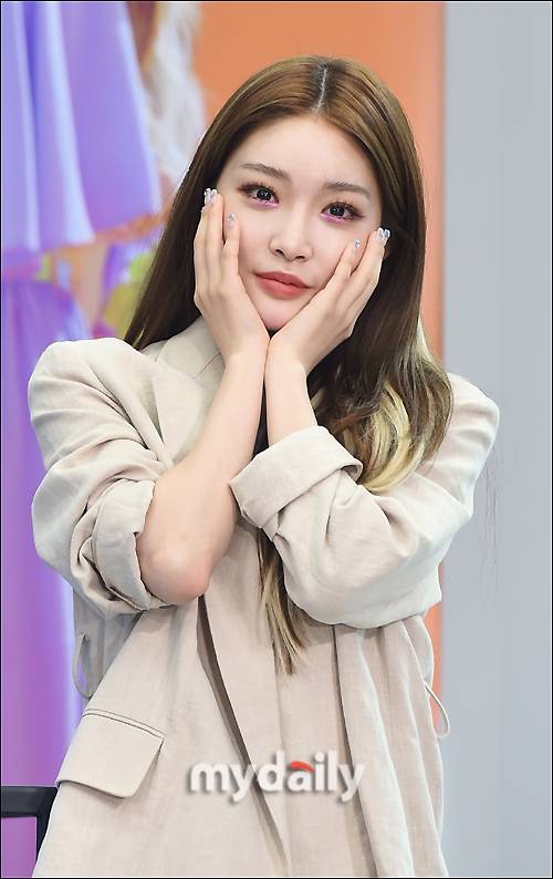 ▲ 청하 '과한 듯한 메이크업'