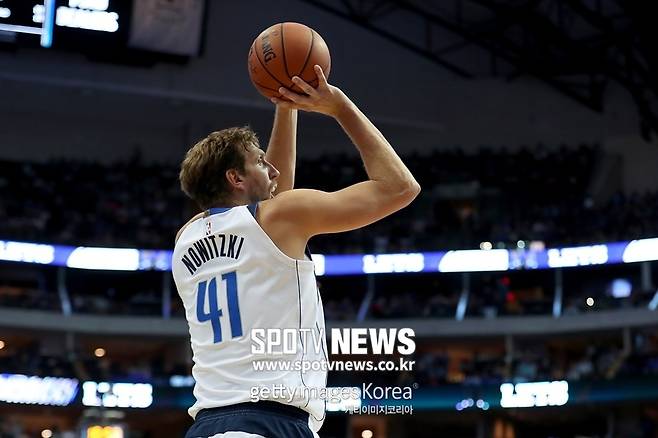 ▲ 덕 노비츠키가 댈러스 매버릭스 유니폼을 입고 21번째 NBA 시즌을 맞는다.