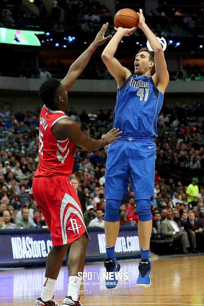 ▲ NBA 역대 최초로 한 팀에서만 21번째 시즌을 맞는 덕 노비츠키(오른쪽).