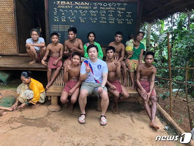필리핀 원주민들은 관광객들을 대상으로 무료로 사진을 찍어준다. © News1 문대현 기자