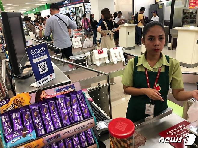 로빈슨몰 내 대형마트에서 점원들이 계산을 도와주고 있다. 어디를 가든 마트의 풍경은 비슷한 듯 하다. © News1 문대현 기자