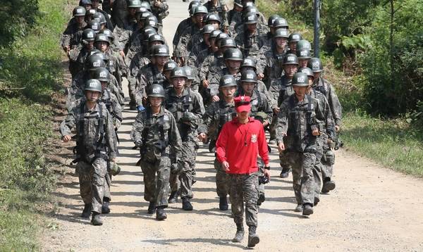 생도들이 오후 교육을 받기위해 훈련장으로 들어오고 있다. /남강호 기자