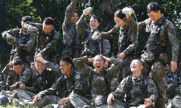 40.3도 폭염을 견디며 훈련하던 생도들이 휴식시간을 이용해 수통에 담긴 물을 뿌리며 더위를 식히고 있다. /남강호 기자